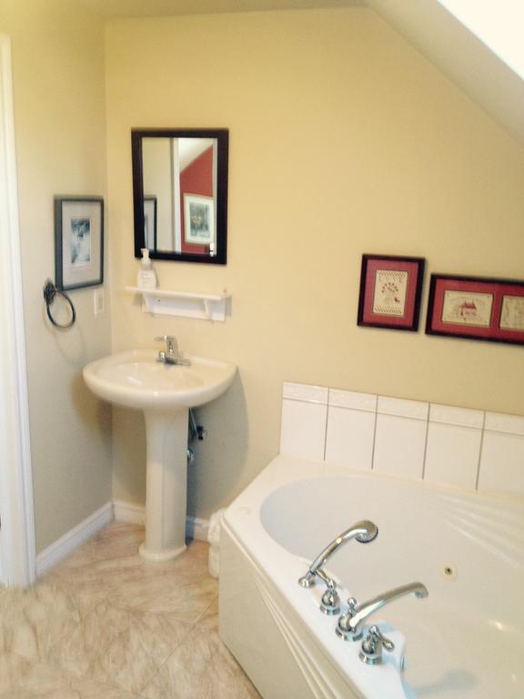 Mackenzie House B&B by Elevate Rooms Port Hawkesbury Esterno foto
